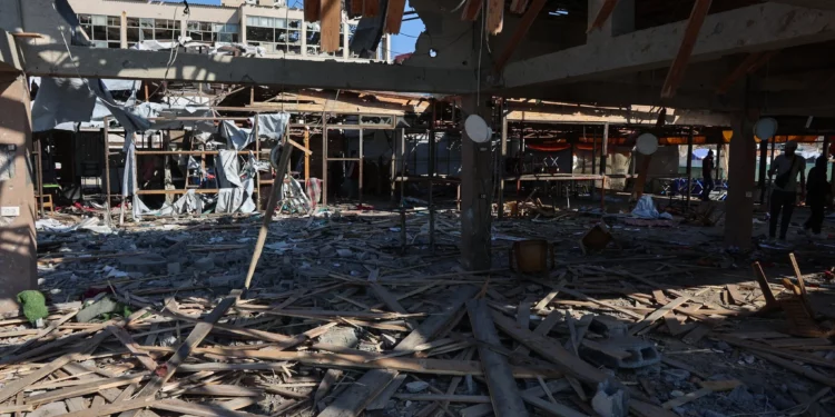 Las FDI examinan el ataque mortal contra un cibercafé frente al mar en Gaza
