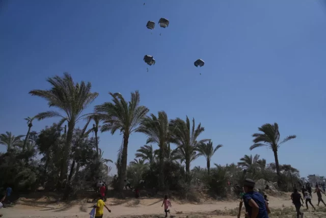 Las naciones árabes continúan lanzando desde el aire en Gaza