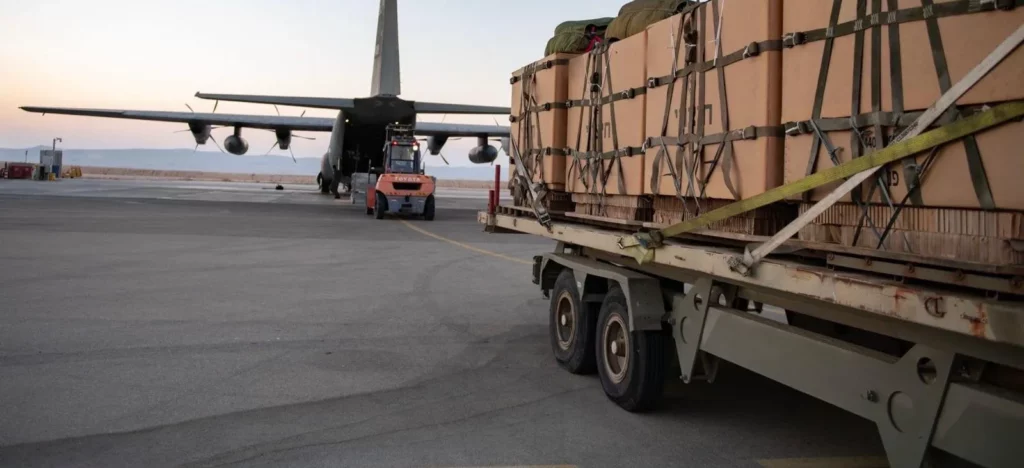 Israel lanza ayuda desde el aire en Gaza y anuncia pausas humanitarias