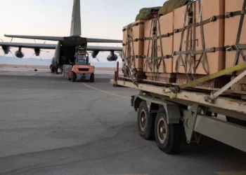 Israel lanza ayuda desde el aire en Gaza y anuncia pausas humanitarias