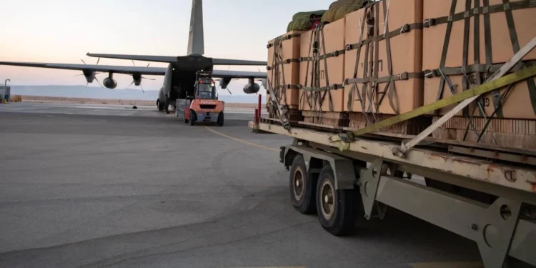 Israel lanza ayuda desde el aire en Gaza y anuncia pausas humanitarias