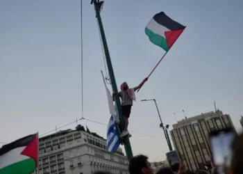 Un manifestante ondea una bandera palestina durante una manifestación contra la guerra en la Franja de Gaza frente al Parlamento de Grecia en el centro de Atenas, el jueves 24 de julio de 2025. (AP/Petros Giannakouris)