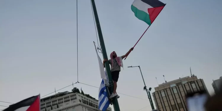Un manifestante ondea una bandera palestina durante una manifestación contra la guerra en la Franja de Gaza frente al Parlamento de Grecia en el centro de Atenas, el jueves 24 de julio de 2025. (AP/Petros Giannakouris)