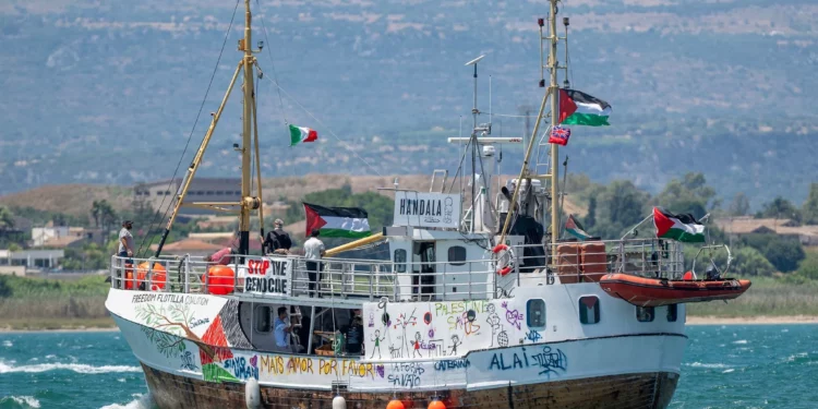 Activistas zarpan de Italia en un nuevo intento por desafiar el bloqueo de Gaza