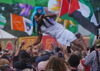 Los agentes abandonan a Bob Vylan tras el cántico “Muerte a las FDI” en Glastonbury