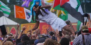 Los agentes abandonan a Bob Vylan tras el cántico “Muerte a las FDI” en Glastonbury