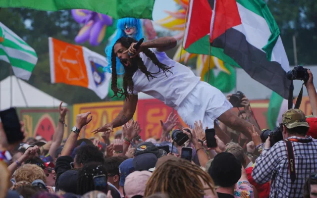 La BBC dejará de retransmitir conciertos de “alto riesgo” tras los cánticos antisemitas en Glastonbury