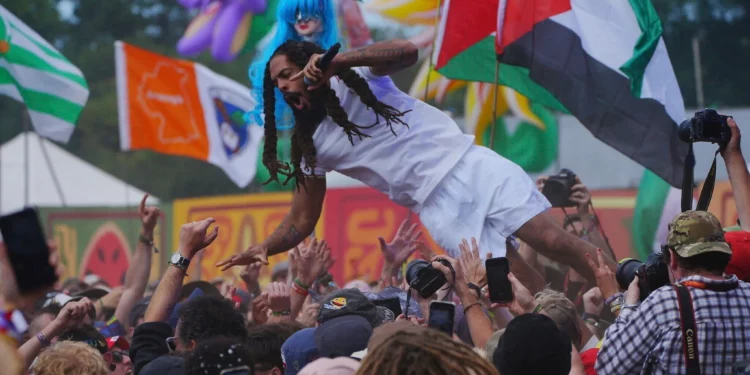 Los agentes abandonan a Bob Vylan tras el cántico “Muerte a las FDI” en Glastonbury
