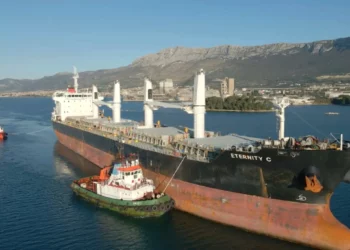 Dos muertos en un ataque de los hutíes en el mar Rojo contra un barco de propiedad griega