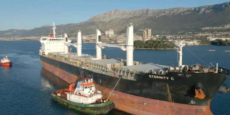 Dos muertos en un ataque de los hutíes en el mar Rojo contra un barco de propiedad griega