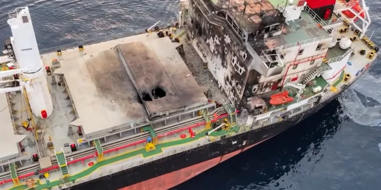 Termina la búsqueda de desaparecidos del buque hundido por hutíes en el mar Rojo