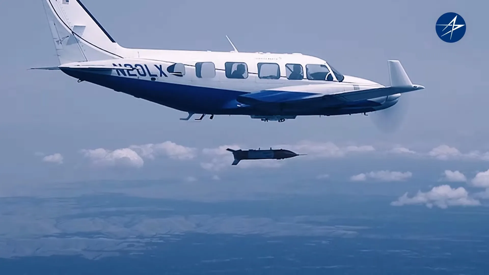 El CMMT-X es lanzado por el Piper PA-31-350.