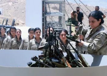 Combatientes kurdos del PKK queman sus armas en una ceremonia de desarme en Irak