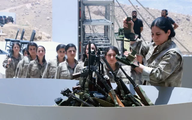 Combatientes kurdos del PKK queman sus armas en una ceremonia de desarme en Irak