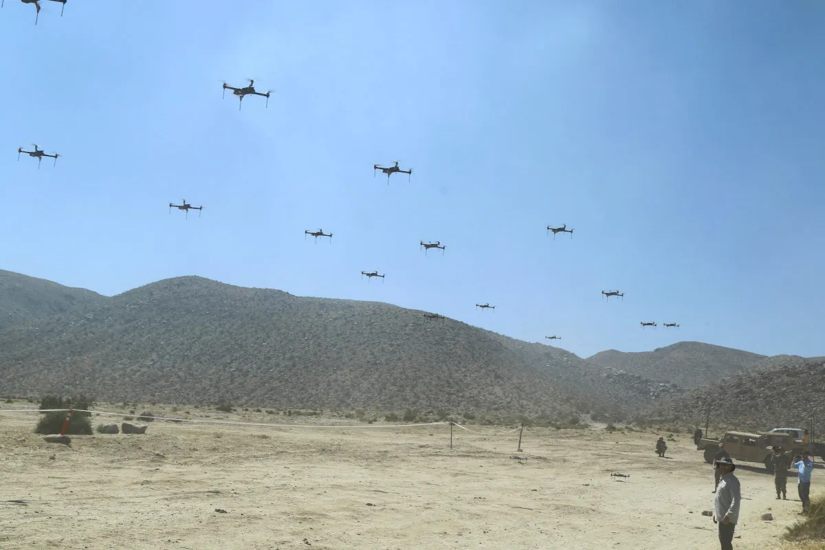 Elementos de un enjambre de 40 drones proporcionados a través de la Oficina de Gestión de Sistemas de Amenazas despegan en el Centro Nacional de Entrenamiento en Fort Irwin, California, en apoyo del 11º Regimiento de Caballería Blindada durante un ejercicio el 8 de mayo de 2019. Ejército de EE. UU.