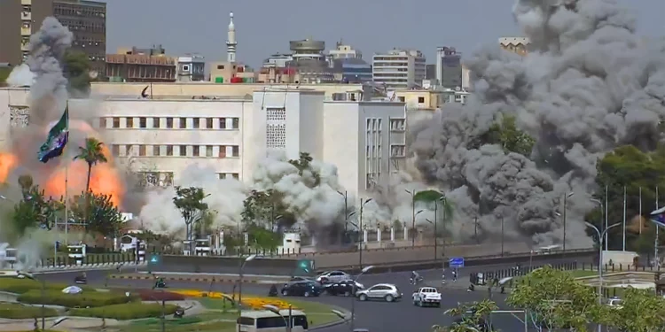 Fuerte bombardeo de las FDI al cuartel general militar sirio en Damasco