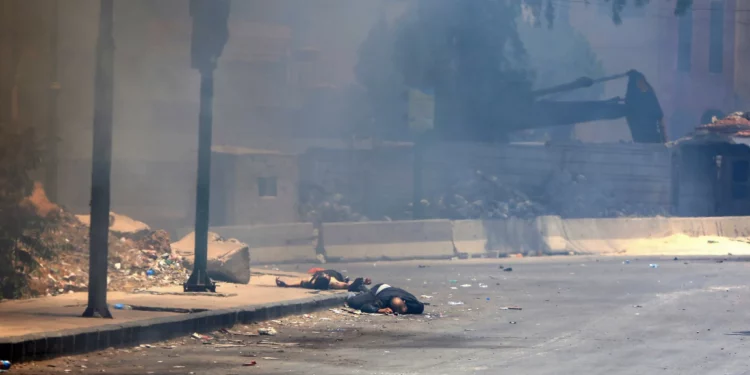 Se ven cuerpos al costado de una calle en la ciudad predominantemente drusa de Sweida el 15 de julio de 2025, luego de enfrentamientos entre tribus beduinas y combatientes drusos. (Foto de Bakr ALKASEM / AFP)