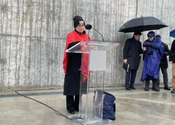Deborah Lyons, enviada especial de Canadá para la Preservación de la Memoria del Holocausto y la Lucha contra el Antisemitismo, habla en el Monumento Nacional del Holocausto en Ottawa para el Día Internacional de Conmemoración del Holocausto el 26 de enero de 2024. (Cortesía)