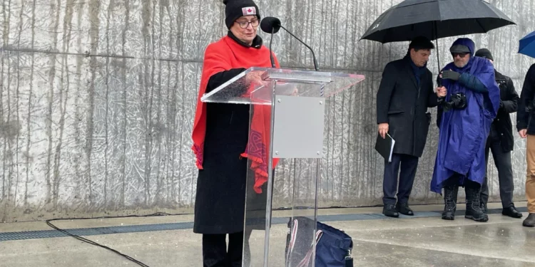 Deborah Lyons, enviada especial de Canadá para la Preservación de la Memoria del Holocausto y la Lucha contra el Antisemitismo, habla en el Monumento Nacional del Holocausto en Ottawa para el Día Internacional de Conmemoración del Holocausto el 26 de enero de 2024. (Cortesía)