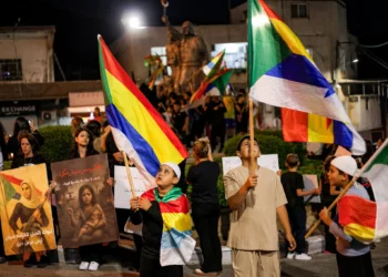 Miembros de la comunidad drusa en los Altos del Golán anexionados por Israel se reúnen para una manifestación en solidaridad con la comunidad drusa en Siria en la aldea de Majdal Shams en el Golán el 19 de julio de 2025. (Jalaa Marey/AFP)