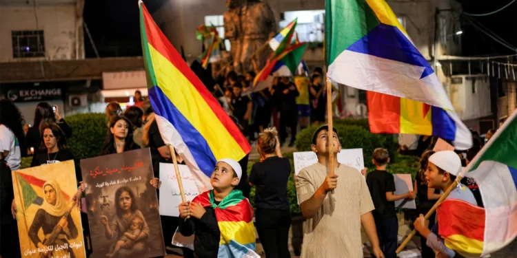 Miembros de la comunidad drusa en los Altos del Golán anexionados por Israel se reúnen para una manifestación en solidaridad con la comunidad drusa en Siria en la aldea de Majdal Shams en el Golán el 19 de julio de 2025. (Jalaa Marey/AFP)