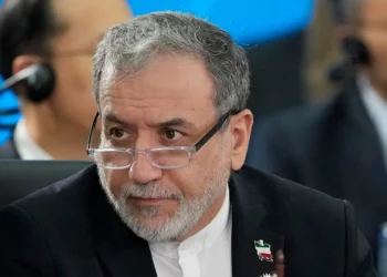 El ministro de Asuntos Exteriores iraní, Abbas Araghchi, asiste a la 17.ª cumbre anual de los BRICS en Río de Janeiro, Brasil, el 7 de julio de 2025. (Foto AP/ Eraldo Peres)