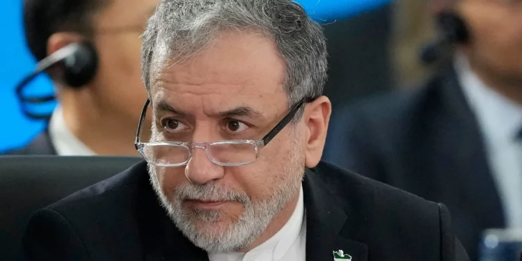 El ministro de Asuntos Exteriores iraní, Abbas Araghchi, asiste a la 17.ª cumbre anual de los BRICS en Río de Janeiro, Brasil, el 7 de julio de 2025. (Foto AP/ Eraldo Peres)