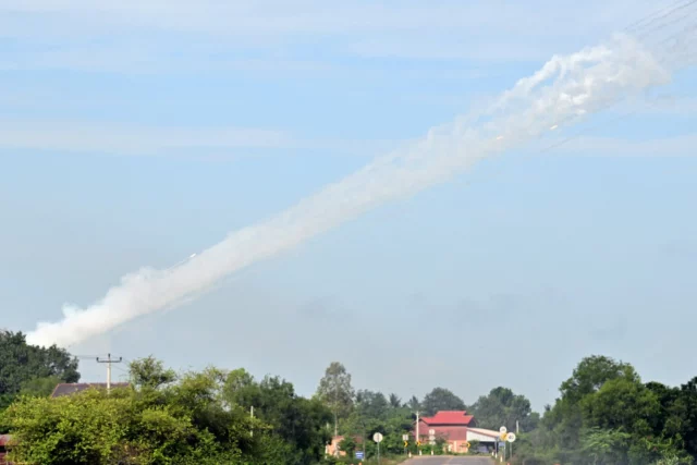 Camboya pide un alto el fuego con Tailandia tras enfrentamientos mortales