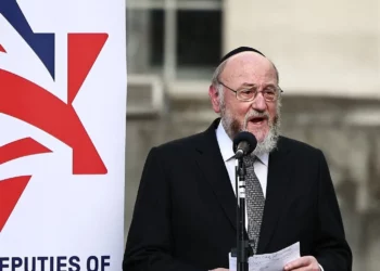 El rabino jefe del Reino Unido critica a la BBC por “transmitir el vil odio a los judíos en Glastonbury”