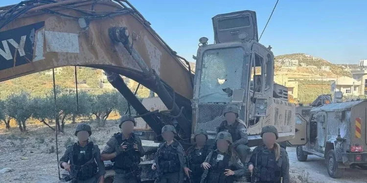 Hallan en Judea y Samaria una excavadora militar que fue robada en la frontera con Gaza