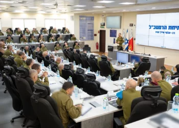 El jefe del Estado Mayor de las FDI, teniente general Eyal Zamir, habla en una evaluación situacional de múltiples frentes en la base de Glilot, cerca de Herzliya, el 21 de julio de 2025. (Fuerzas de Defensa de Israel)