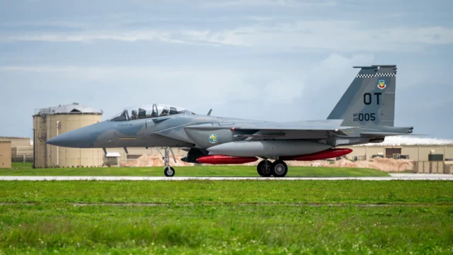 EE. UU. lleva su nuevo “super Eagle” al patio de China: El F-15EX aterriza en Japón
