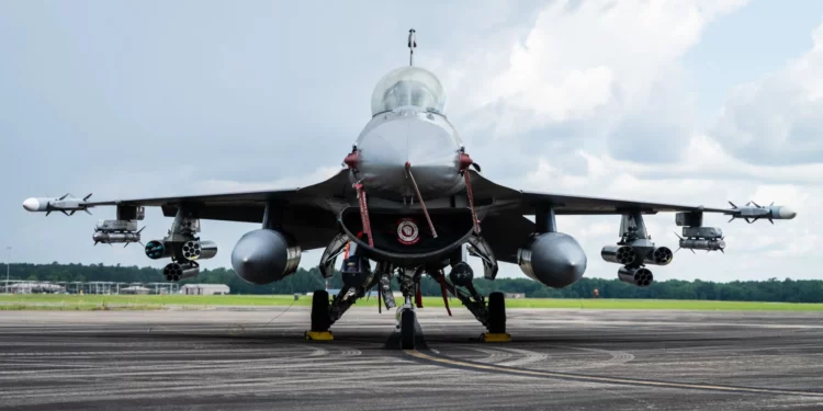 F-16 de la USAF en modo “bestia” lleva 42 cohetes APKWS II