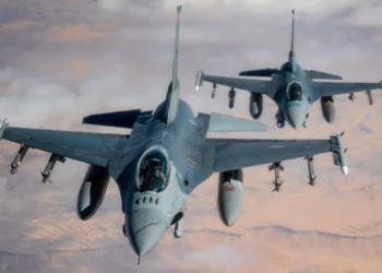 Los F-16 Fighting Falcons de la Fuerza Aérea de EE. UU. vuelan una misión de patrulla de presencia de rutina sobre el área de responsabilidad del Comando Central de EE. UU., el 25 de enero de 2025. [Nota del autor: el avión en el fondo está armado con un lanzacohetes de 7 rondas, mientras que el del primer plano tiene una mezcla de misiles AIM-120C, AIM-9M y AIM-9X.] (Foto de la Fuerza Aérea de los EE. UU. por el sargento Jackson Manske)