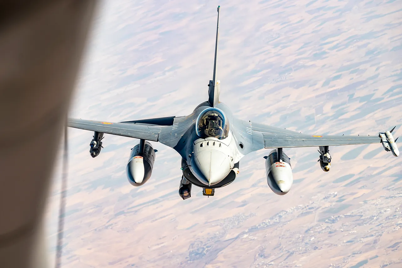 Un piloto belga del Componente Aéreo vuela un avión F-16 Fighting Falcon a su posición para ser reabastecido por un avión KC-135 Stratotanker de la Fuerza Aérea de los EE. UU., asignado al 349º Escuadrón Expedicionario de Reabastecimiento Aéreo, durante una misión en apoyo de la Fuerza de Tarea Conjunta Combinada - Operación Inherent Resolve en el área de responsabilidad del Comando Central de los EE. UU., el 8 de septiembre de 2021. (Foto de la Fuerza Aérea de los EE. UU. por el aviador senior Taylor Crul)