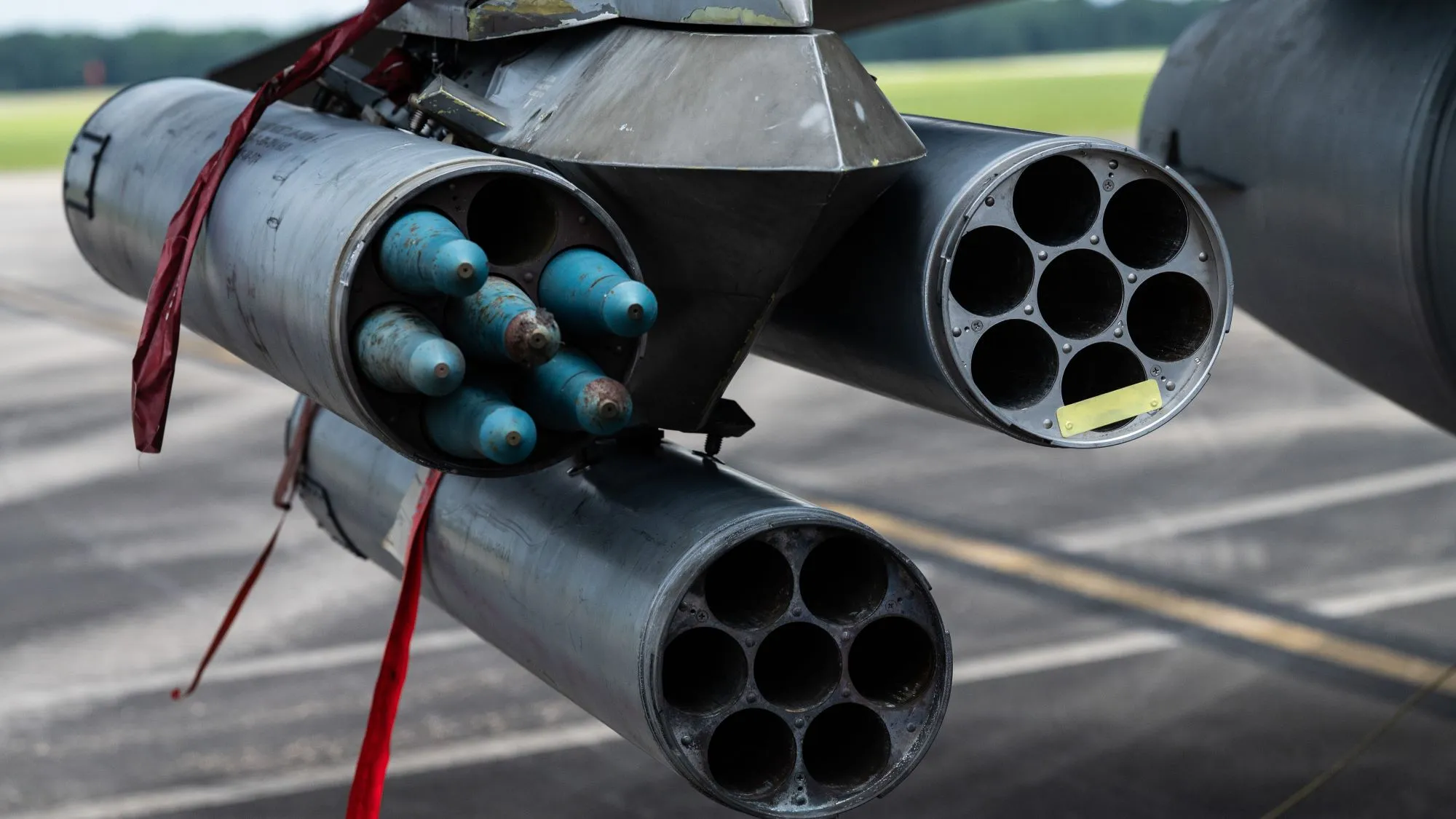 Un avión F-16 Fighting Falcon de la Fuerza Aérea de EE. UU. asignado a la 20ª Ala de Combate muestra un lanzacohetes cargado con seis cohetes, con la capacidad de cargar un total de 36 más en la Base de la Fuerza Aérea Shaw, Carolina del Sur, el 11 de junio de 2025.