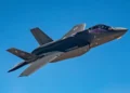Un F-35 Lightning II sobrevuela la Base de la Fuerza Aérea Edwards, California, el 10 de mayo de 2023. (Foto de Darrin Russell / Lockheed Martin)
