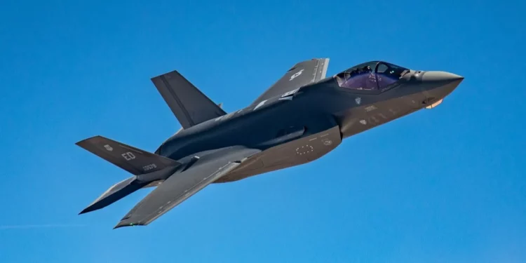 Un F-35 Lightning II sobrevuela la Base de la Fuerza Aérea Edwards, California, el 10 de mayo de 2023. (Foto de Darrin Russell / Lockheed Martin)