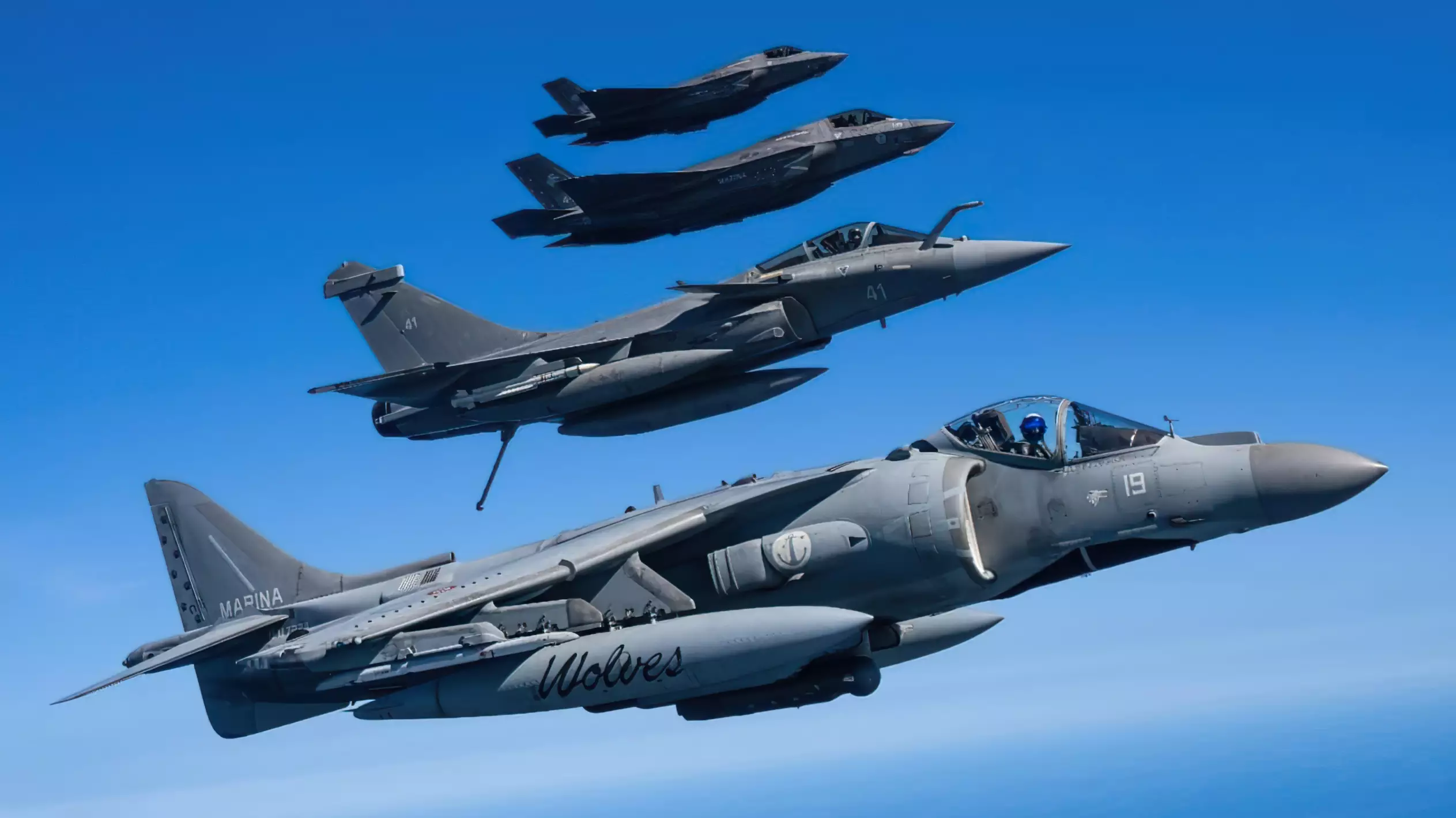 Un Rafale francés en vuelo con un AV-8B+ Harrier italiano y dos F-35B Lightning II. (Crédito de la imagen: Anthony Pecchi)