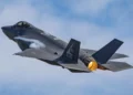 El F-35A con las marcas del 154º Escuadrón durante un ascenso sin restricciones después de la salida. (Crédito de la imagen: Daniele Zanolini)