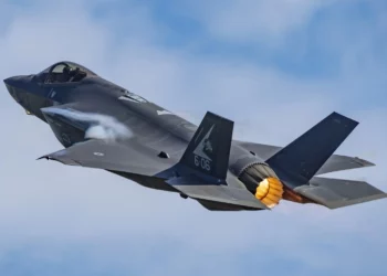 El F-35A con las marcas del 154º Escuadrón durante un ascenso sin restricciones después de la salida. (Crédito de la imagen: Daniele Zanolini)