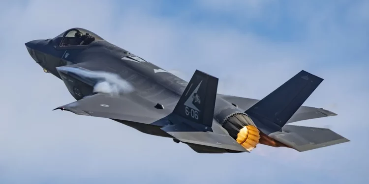 El F-35A con las marcas del 154º Escuadrón durante un ascenso sin restricciones después de la salida. (Crédito de la imagen: Daniele Zanolini)