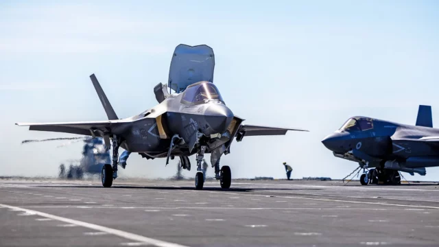 Los F-35B de EE. UU. aterrizan en el HMS Prince of Wales
