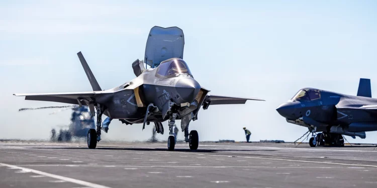 Los F-35B de EE. UU. aterrizan en el HMS Prince of Wales