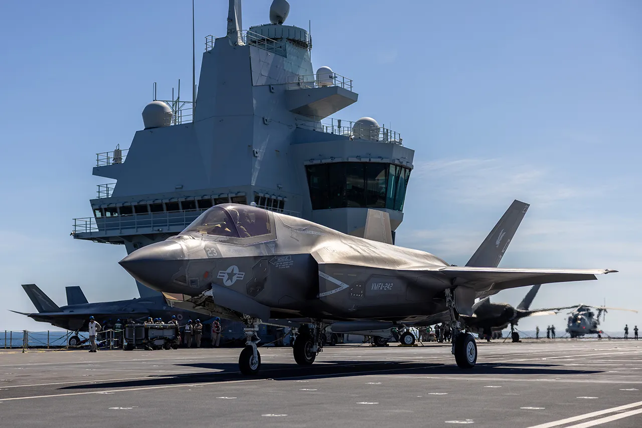 Los F-35B de EE. UU. aterrizan en el HMS Prince of Wales