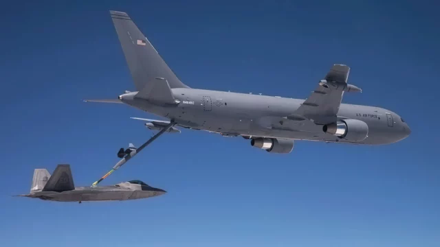 La pluma del KC-46 se rompe durante reabastecimiento del F-22