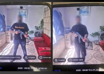 Se ven fotos de dos israelíes drusos sosteniendo un rifle Kalashnikov en un teléfono después de que la pareja fuera detenida mientras presuntamente contrabandeaban el arma a Israel desde Siria, en una combinación de fotos publicada por la policía el 31 de julio de 2025. (Policía de Israel)