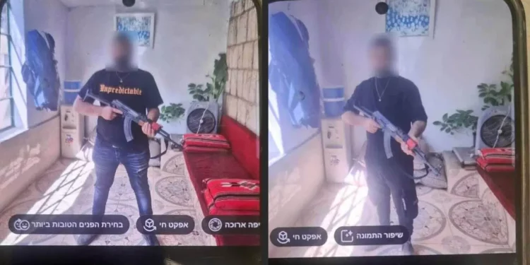 Se ven fotos de dos israelíes drusos sosteniendo un rifle Kalashnikov en un teléfono después de que la pareja fuera detenida mientras presuntamente contrabandeaban el arma a Israel desde Siria, en una combinación de fotos publicada por la policía el 31 de julio de 2025. (Policía de Israel)