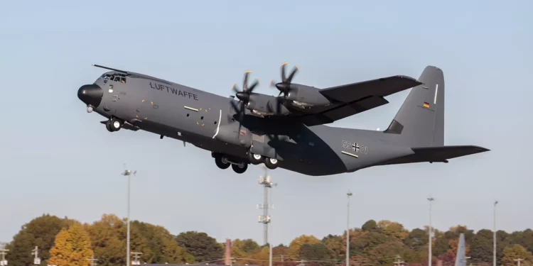 El primer C-130J de la Luftwaffe despega para su vuelo inaugural. (Foto: Lockheed Martin vía Bundeswehr)