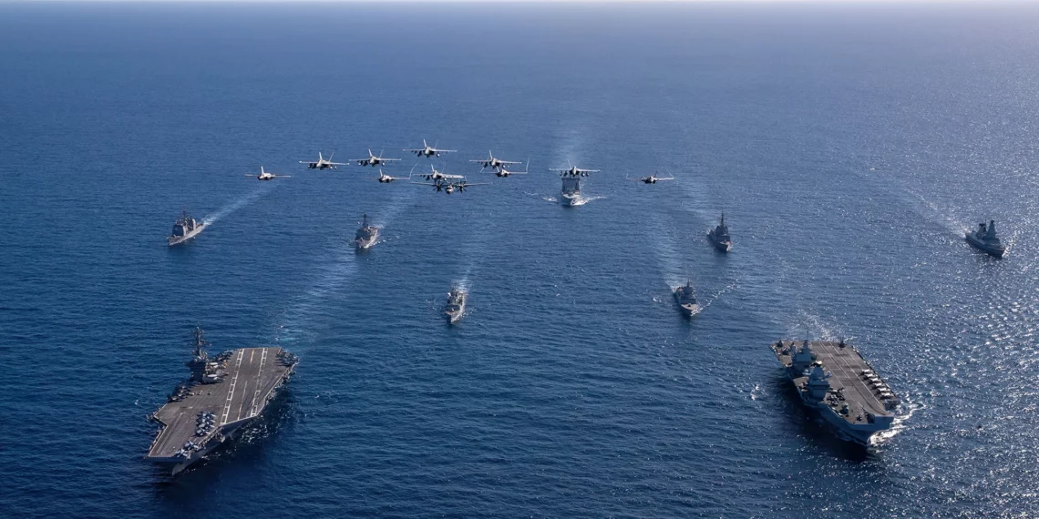 El Grupo de Ataque de Portaaviones británico lidera maniobras sin precedentes en Australia